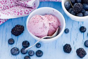 1685114-1920x1297-Ice_cream_blueberries_berries